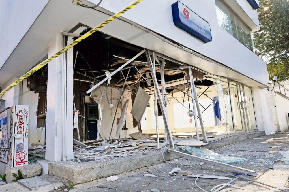 Del primer ataque a éste, la PGJ local encontró “mejoras” en el aparato explosivo, pues causó mayores estragos (ARMANDO MARTÍNEZ. EL UNIVERSAL)