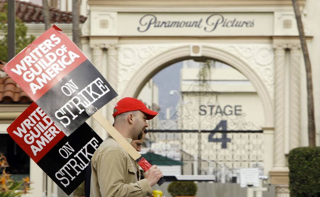 En un correo electrónico enviado el lunes 17 de abril de 2023, el comité de negociación del Sindicato de Guionistas de América (WGA por sus siglas en inglés) informó que casi el 98% de los votantes dijo que sí a la autorización de la huelga y cerca del 79% de los miembros del sindicato participó en la votación. Foto: Archivo AP.