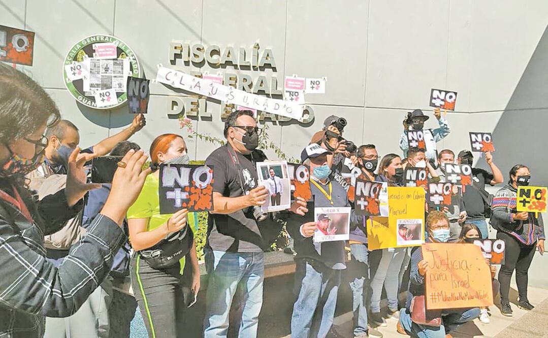 En la fiscalía, comunicadores colocaron notas del ataque armado contra Israel Vázquez. Foto: Especial
