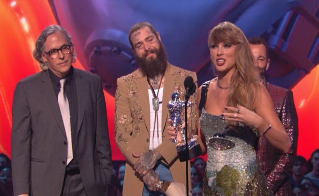 Como reconocimiento a su trabajo, Taylor subió al escenario junto al mexicano. Foto: Captura de pantalla.