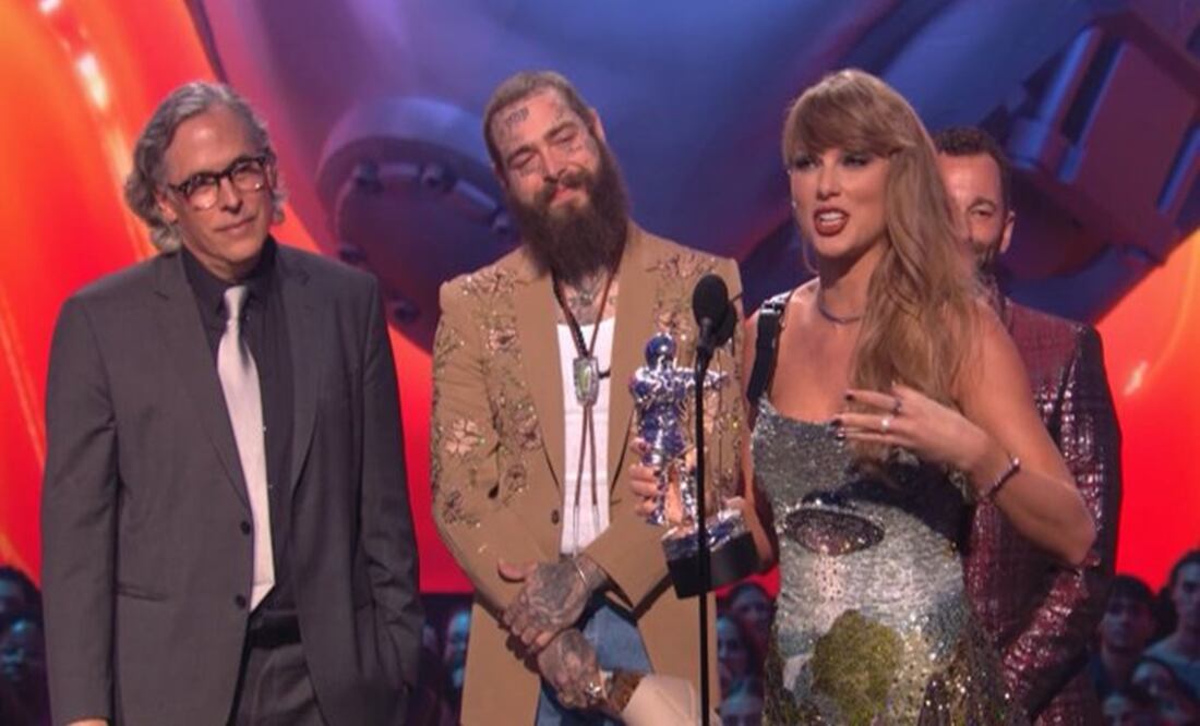 Como reconocimiento a su trabajo, Taylor subió al escenario junto al mexicano. Foto: Captura de pantalla.