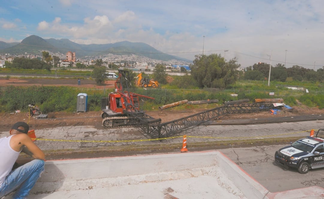 Un ingeniero de la obra informó a las autoridades que la grúa que provocó el percance pertenece a la empresa con razón social Coting. Foto: Juan Armando Martínez. EL Universal