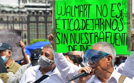 Adultos mayores protestan en el Zócalo; exigen volver a como empacadores a supermercados