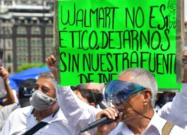 Adultos mayores protestan en el Zócalo; exigen volver a como empacadores a supermercados