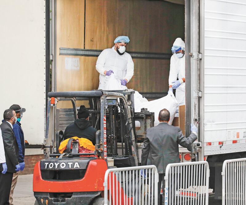Vehículos frigoríficos son usados como morgues temporales, debido al aumento en las muertes en Nueva York, epicentro de la pandemia en EU. JOHN MINCHILLO. AP