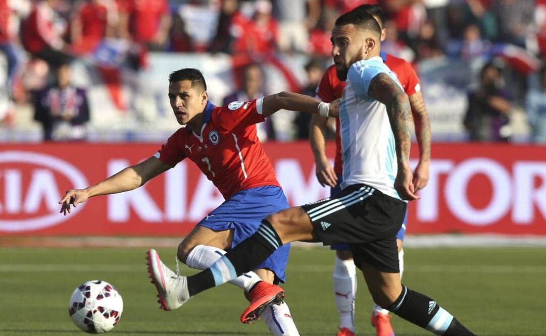 Alexis intenta disparar ante la marca de los centrales . EFE