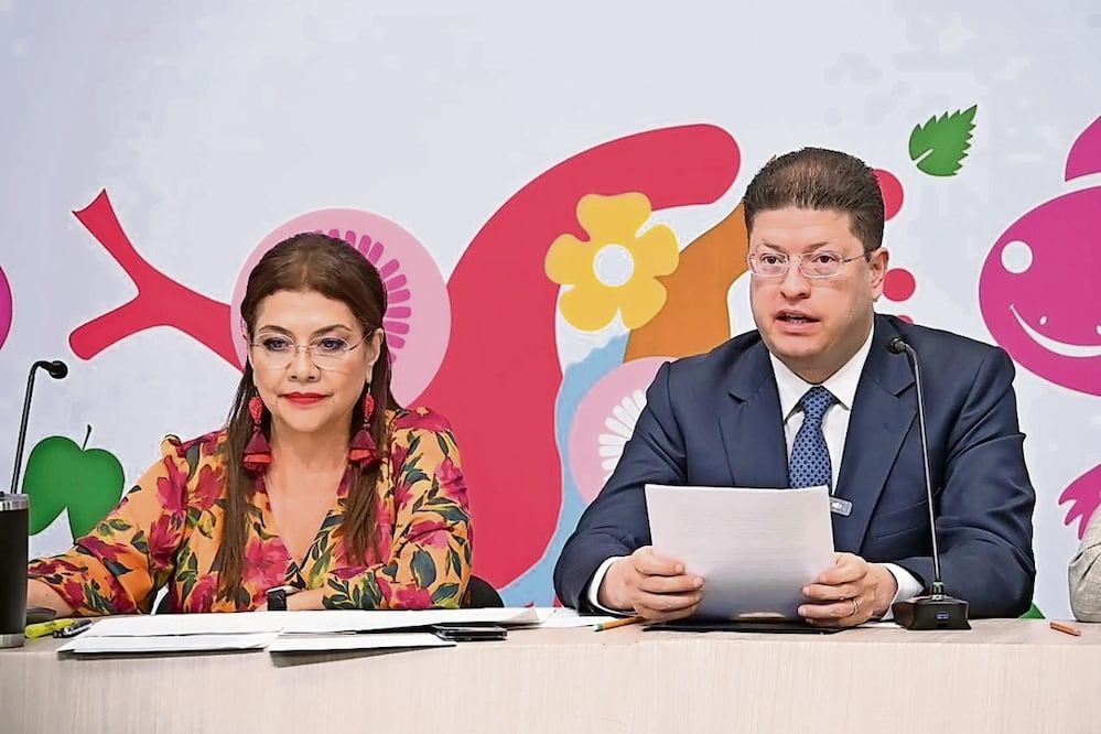 Clara Brugada, jefa de Gobierno capitalino, acompaña a Pablo Vázquez, secretario de Seguridad Ciudadana, al presentar el informe de seguridad correspondiente a marzo. Foto: Especial