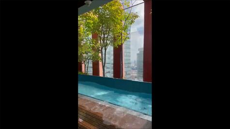 VIDEO. Así se vivió el sismo desde alberca en terraza de un edificio en Reforma