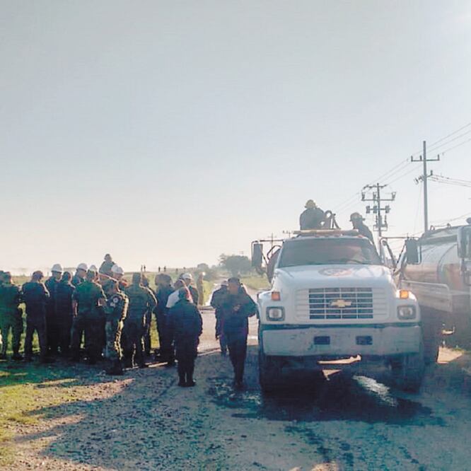 Más de 700 elementos de Pemex, Protección Civil, policía estatal, Ejército y bomberos ayudaron a controlar la fuga de gas el pasado viernes. ARCHIVO EL UNIVERSAL