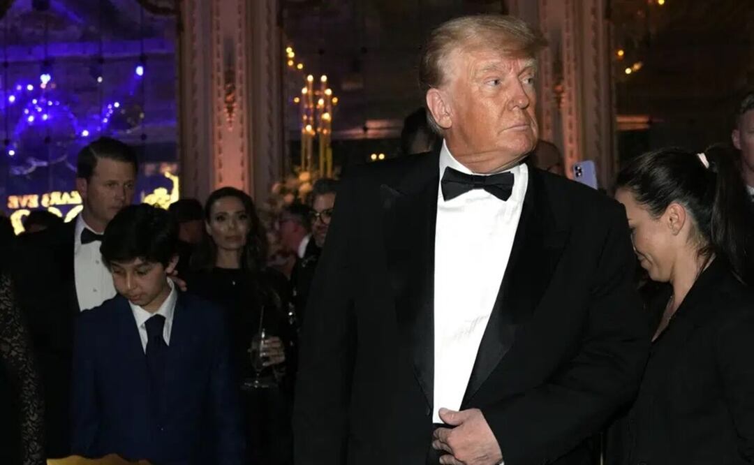 El expresidente Donald Trump llega para una fiesta de Nochevieja en Mar-a-Lago, en Palm Beach, Florida, el sábado 31 de diciembre de 2022. Foto: AP