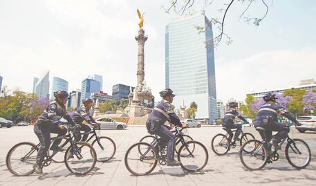 Policías vigilan Reforma en dos ruedas 