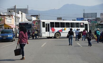 Toman 12 autobuses y amagan con realizar huelga en UABJO