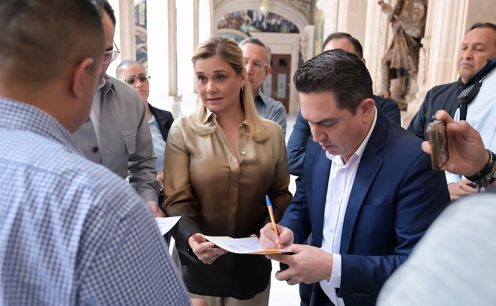 La gobernadora bajaba de las escaleras del Palacio de Gobierno cuando se topó con dos agentes quienes llevaban el citatorio.. | Foto: Especial.