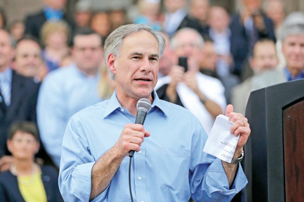 Greg Abbott, gobernador de Texas, ha sido fuertemente criticado en redes sociales, acusándolo de “deshumanizar a las víctimas”. Foto: AP