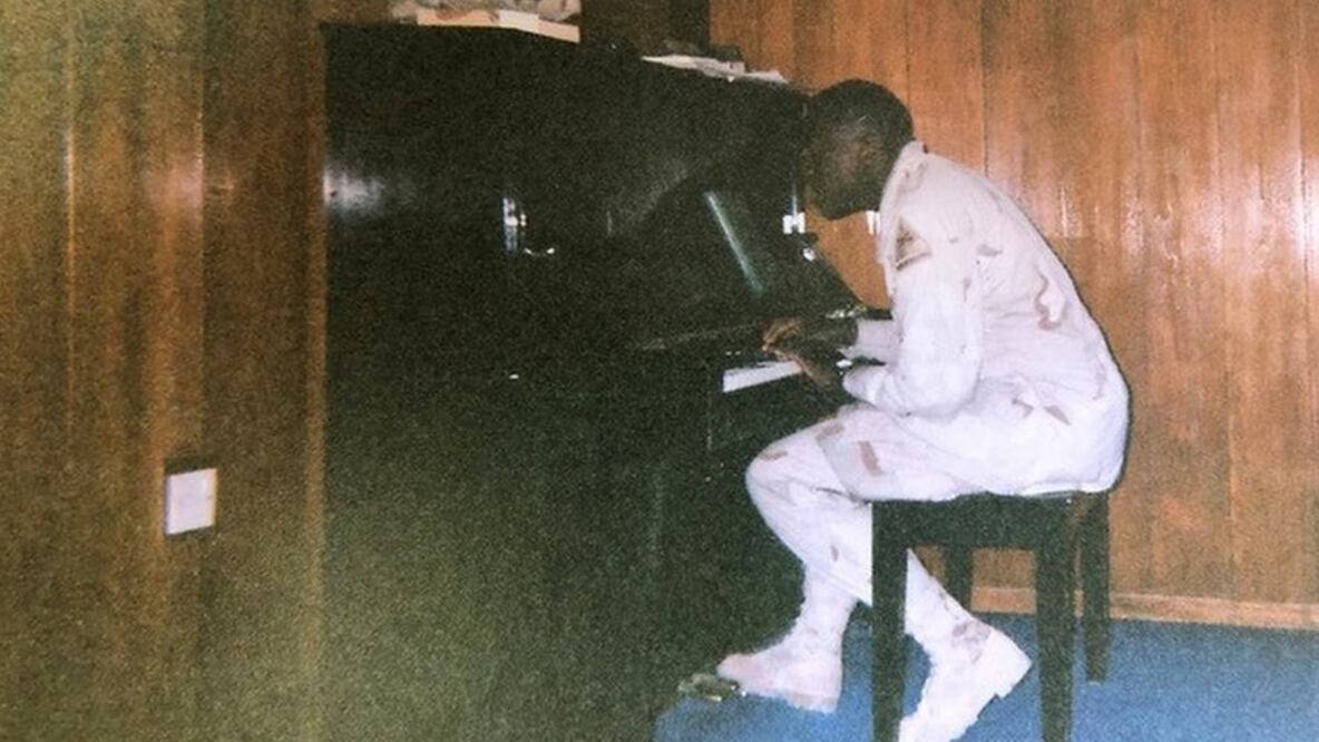 El soldado de EE.UU. que aprendió a tocar en el piano de Saddam Hussein y ahora tiene una carrera musical. Foto: BBC