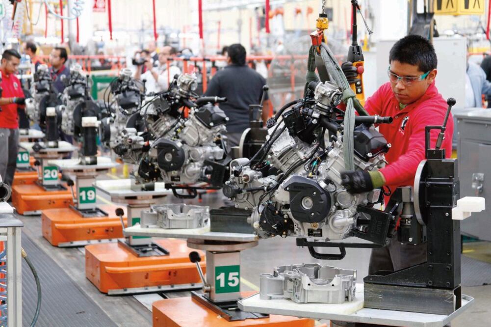 De acuerdo con la Concanaco, incrementar el salario mínimo tendría consecuencias en 400 mil pequeñas y medianas empresas del país, pues no cuentan con capacidad para elevar 15 pesos (ARCHIVO EL UNIVERSAL)