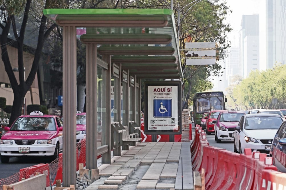 Cada una de las 31 estaciones que conformarán esta línea cuenta con dos estructuras: una en dirección Indios Verdes y otra hacia Campo Marte; éstas tienen dos bancas y poseen cristales para visualizar el entorno (ALEJANDRO ACOSTA. EL UNIVERSAL)