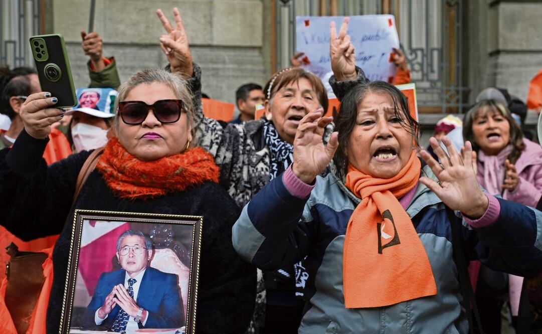 Seguidores del expresidente Alberto Fujimori y su hija Keiko, afuera del tribunal donde ella asiste a una audiencia de su juicio por presunto lavado de dinero en Lima. Foto: Guadalupe Pardo | AP