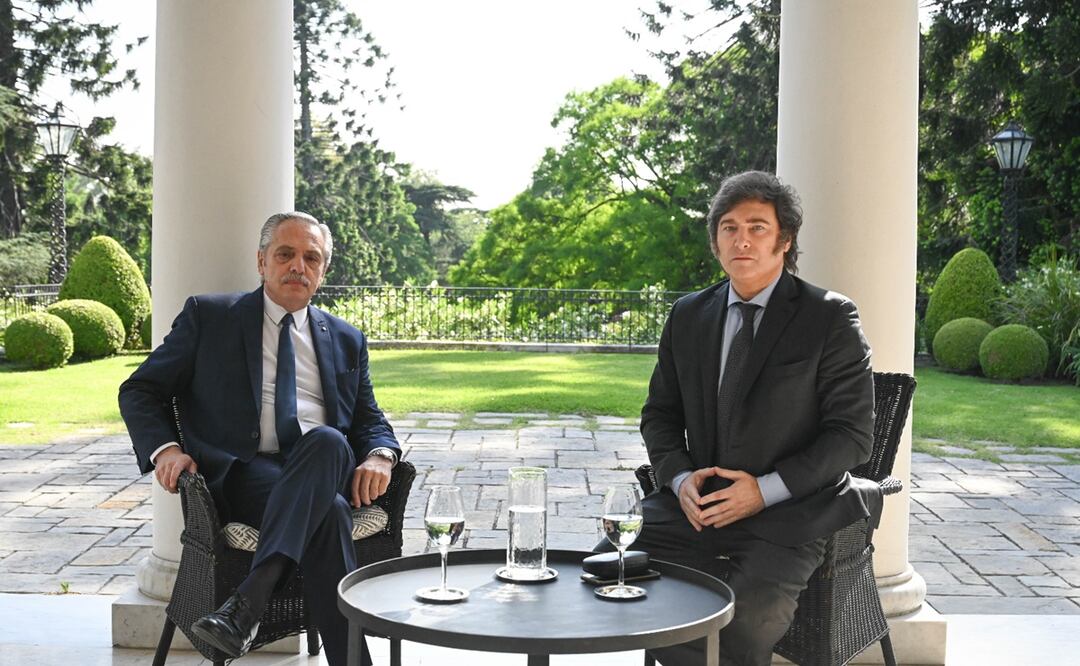 El presidente argentino, Alberto Fernández, y el mandatario electo, Javier Milei, se reunieron este martes en la Quinta de Olivos (residencia presidencial) con vistas al inicio de la transición hacia el Gobierno que asumirá el próximo 10 de diciembre. Foto: EFE