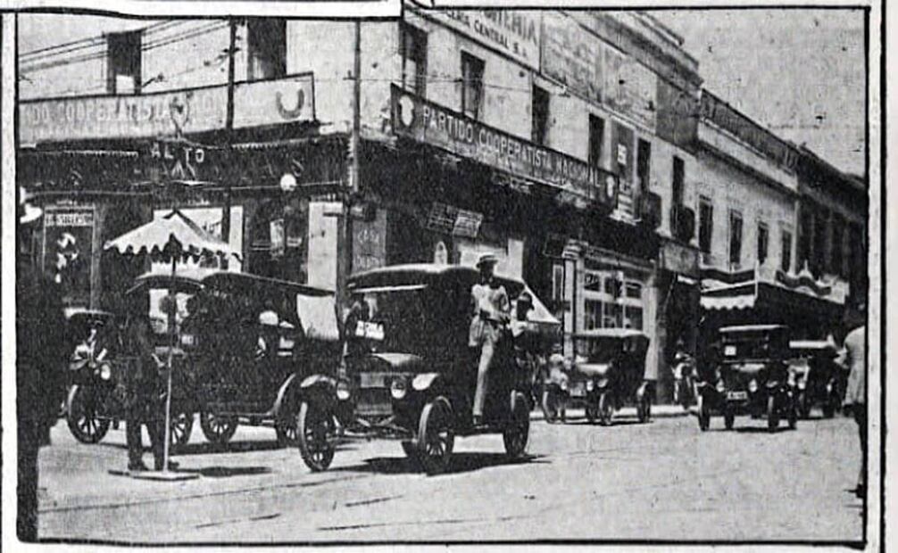Desde los años 20, las principales calles de la capital ya contaban con un agente de tránsito para gestionar el avance de vehículos y peatones. La tambaleante cultura vial de ese entonces ponía en riesgo a muchos capitalinos. Foto: Hemeroteca EL UNIVERSAL.