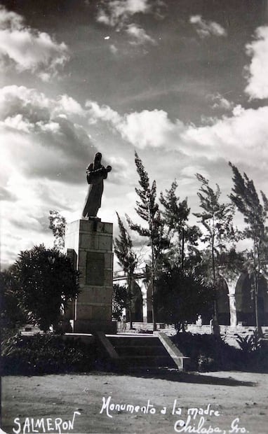 Una postal de los años sesenta en la que se aprecia el Monumento a la Madre en Chilapa de Álvarez en Guerrero. Colección Villasana.