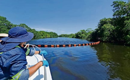 Inician con la recolección de hidrocarburos en río Seco, aledaño a la refinería de Dos Bocas