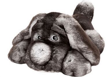 Fabrican muñecos de peluche con pieles de conejo