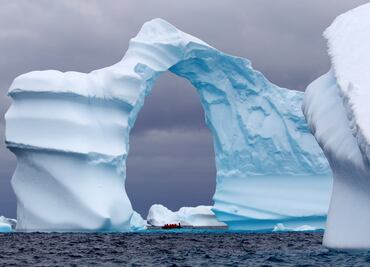 Icebergs y pingüinos: qué hacer y y cómo llegar a la Antártida