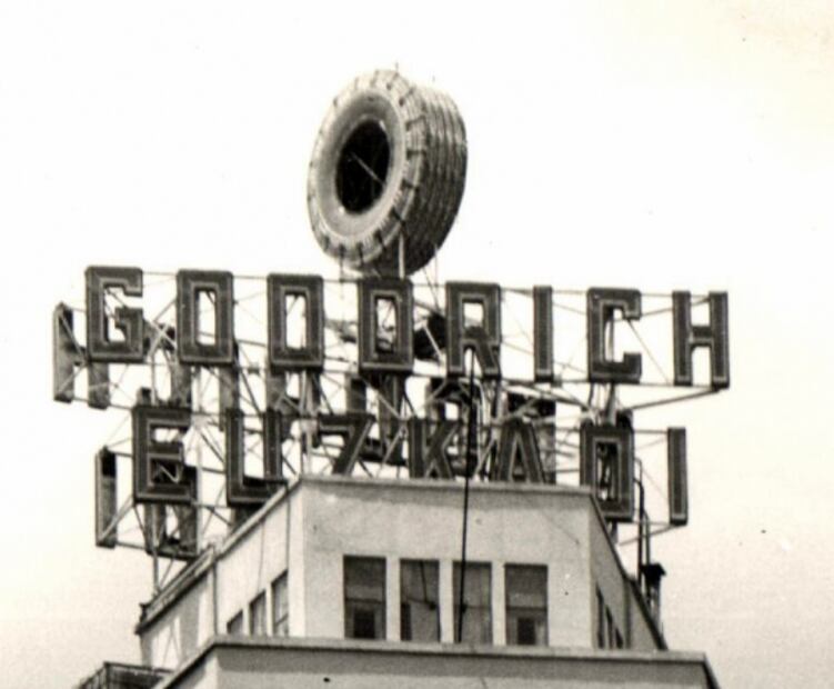 Detalle de la llanta que lucía a lo alto del Edificio Internacional. Foto: Colección Villasana-Torres/ Especial.