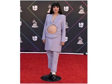 Bebé de Mon Laferte la "acompaña" por primera vez a una alfombra roja