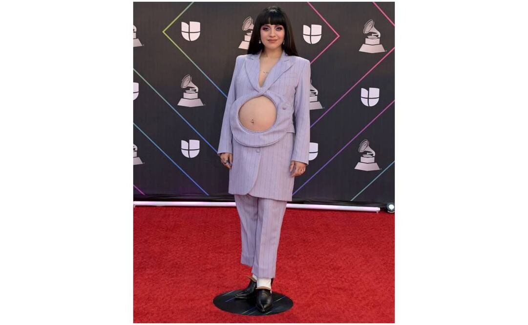Al desfilar por la alfombra roja del Latin Grammy, Mon Laferte llegó ya con un premio en las manos, el de Mejor Álbum Cantautor. Foto: AFP