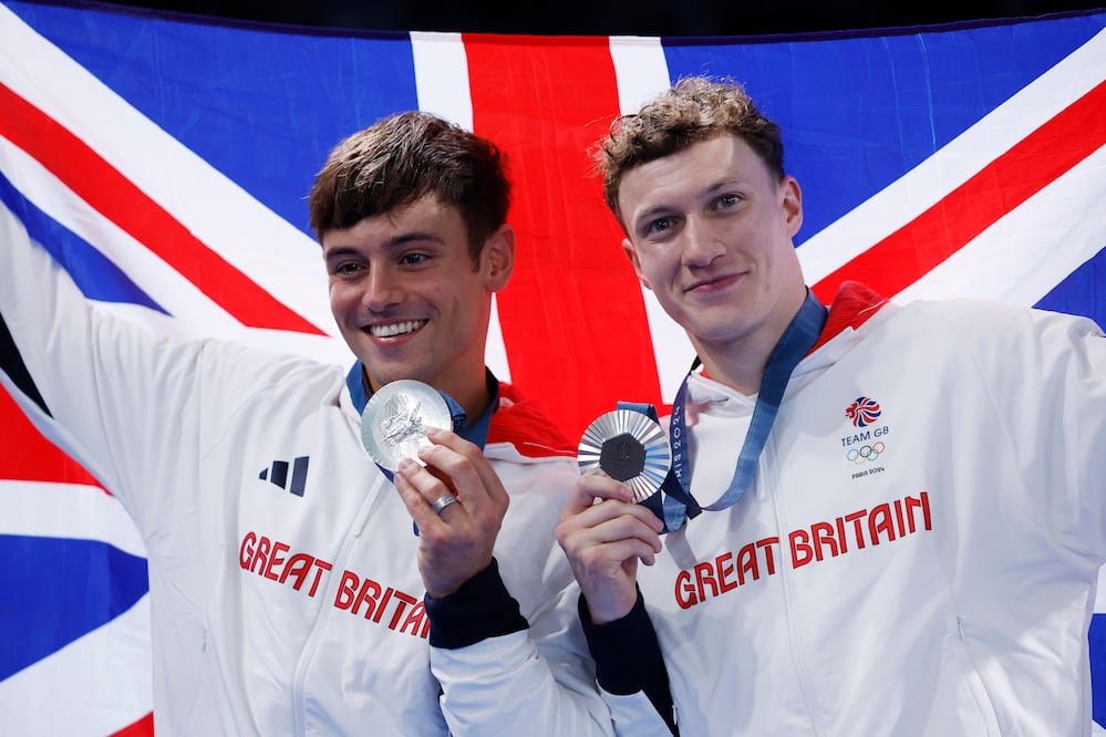 Tom Daley presume su medalla / Foto: EFE