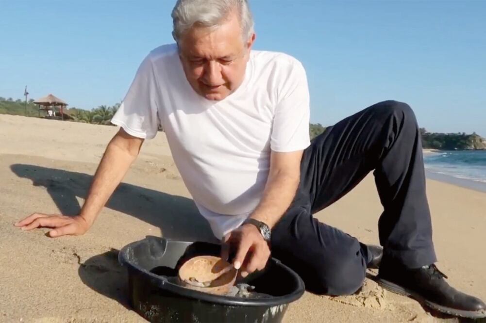 Andrés Manuel López Obrador compartió en Facebook el momento en que liberó tortugas en Puerto Escondido, Oaxaca. Al comentar la encuesta de EL UNIVERSAL, aseguró que Osorio Chong habría sido mejor contrincante que Meade (TOMADA DE FACEBOOK)