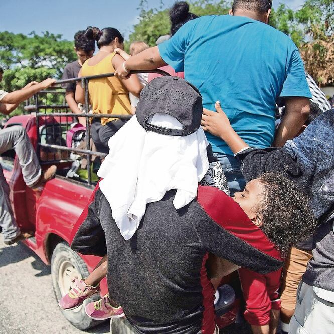 Piden aventón. Con la ayuda de transportistas particulares la cuarta caravana migrante caminó ayer desde la madrugada. Foto: LUIS VILLALOBOS. EFE