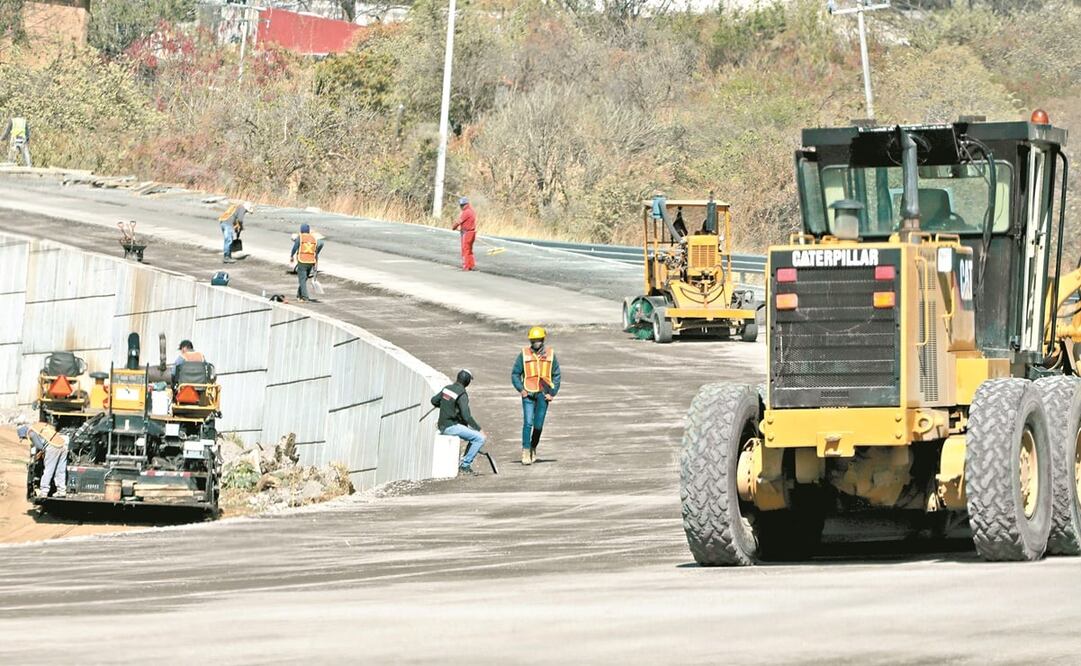 En el tramo La Pera-Cuautla, desde junio se realizan labores para ampliar de dos a cuatro carriles. Fotos: Berenice Fregoso. EL UNIVERSAL