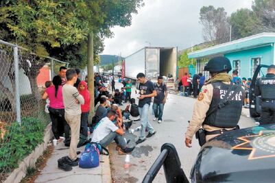 Caen en Nuevo León 2 presuntos polleros; llevaban a 161 migrantes en tráiler