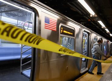 Empujan a un hombre a las vías del tren en Nueva York; se encuentra en estado crítico