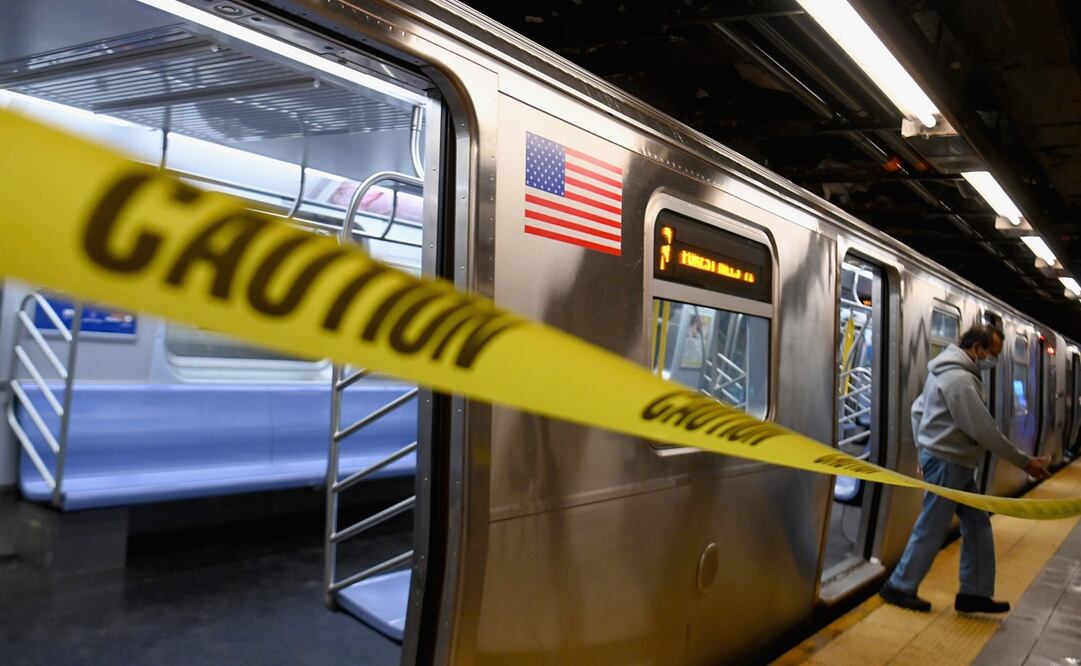Empujan contra tren en marcha a un hombre en el metro de Nueva York. Foto: AFP