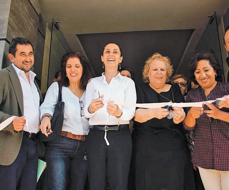 Claudia Sheinbaum (centro), jefa de Gobierno, en compañía de César Cravioto (izq.), comisionado para la Reconstrucción, y Santiago Taboada (der.), edil de Benito Juárez, cortaron el listón de las viviendas entregadas. ESPECIAL