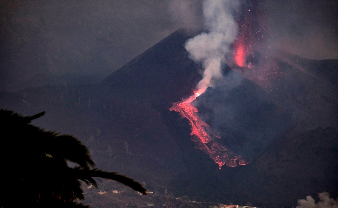 Por la erupción más de 6 mil personas tuvieron que abandonar sus hogares.  Foto: EFE