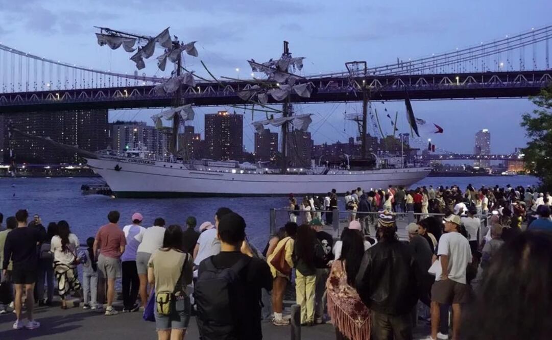 Personas observan al Cuauhtémoc, un barco de entrenamiento de la Armada de México, mientras se encuentra en el East River después de que el barco impactara el Puente de Brooklyn, en Nueva York, Nueva York, EE. UU., el 17 de mayo de 2025. Foto: EFE