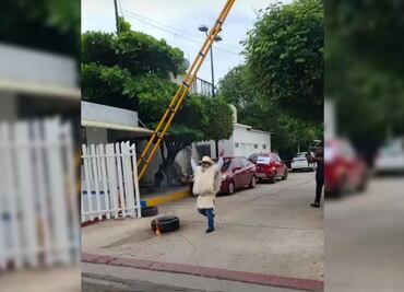 Tzotziles vandalizan dos vehículos y queman llantas a las afueras de la sede jurisdiccional del Tribunal Electoral de Chiapas