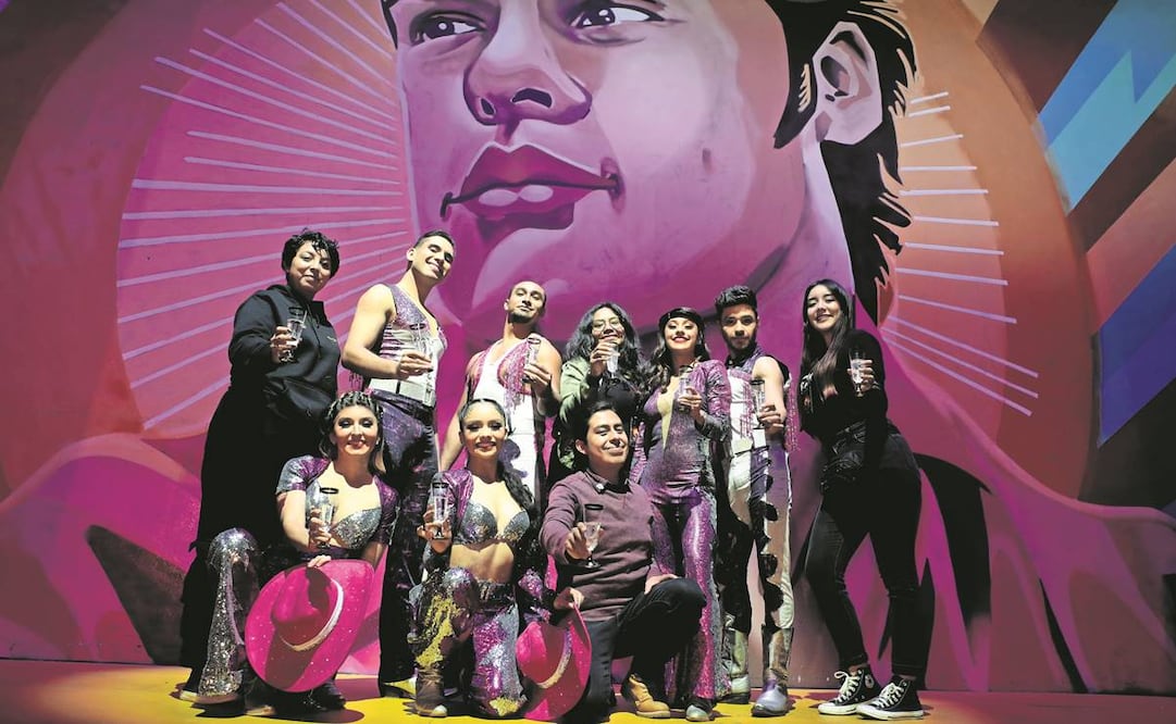 El ensamble de la obra dedicó su brindis a sus compañeros, quienes tras bambalinas tienen que auxiliarlos a cambiarse hasta ocho veces de vestuario (con todo y accesorios) en tan sólo 30 segundos.Foto: Juan Boites/ El Universal