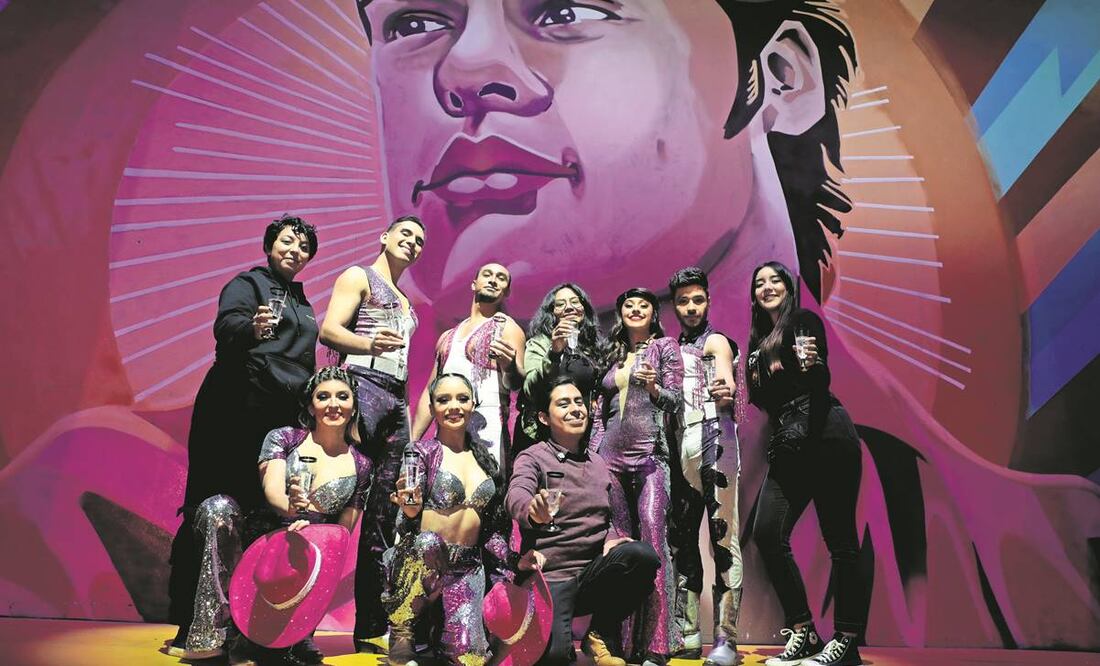 El ensamble de la obra dedicó su brindis a sus compañeros, quienes tras bambalinas tienen que auxiliarlos a cambiarse hasta ocho veces de vestuario (con todo y accesorios) en tan sólo 30 segundos.Foto: Juan Boites/ El Universal