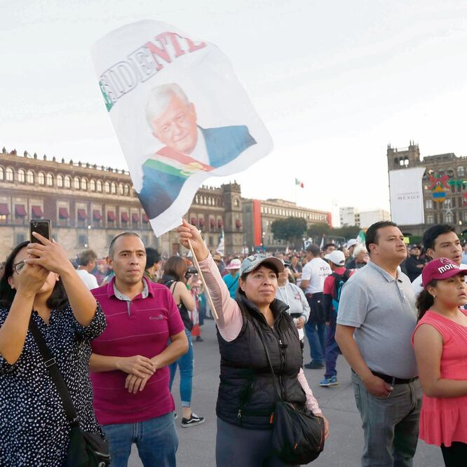 Algunas de las personas que arribaron al Zócalo capitalino comentaron haber apoyado a López Obrador desde sus dos intentos anteriores por ganar la Presidecia. YADÍN XOLALPA. EL UNIVERSAL