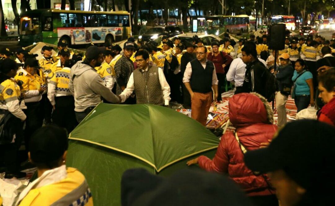 El Subprocurador de Derechos Humanos, Prevención del Delito y Servicios a la Comunidad, Eber Betanzos, atendió a los manifestantes que se encontraban fuera del edificio. Foto: Especial