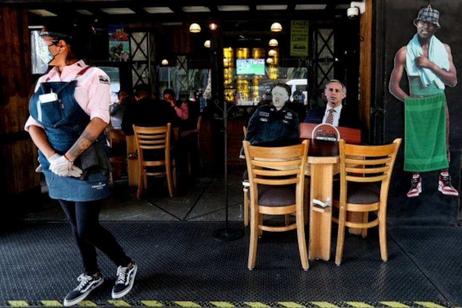 Restaurantes con pocos clientes, calles repletas y entierros con música marcan la nueva normalidad