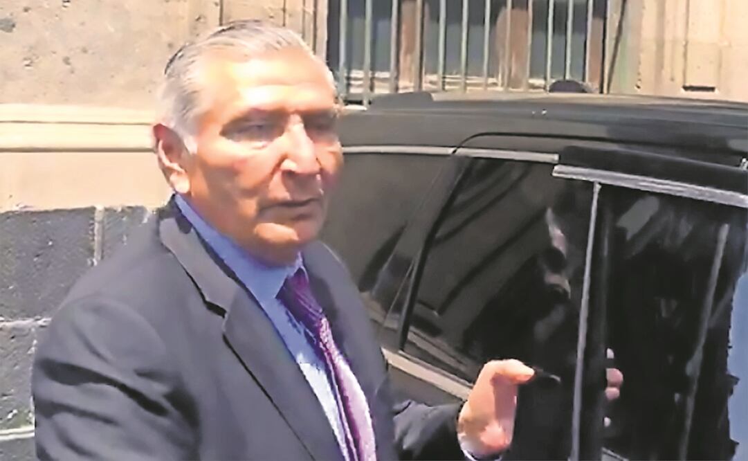 Al salir de Palacio, el lunes, se le preguntó al titular de Se- gob sobre el uso del avión de la GN y respondió: “Llevo prisa” Foto: Especial 