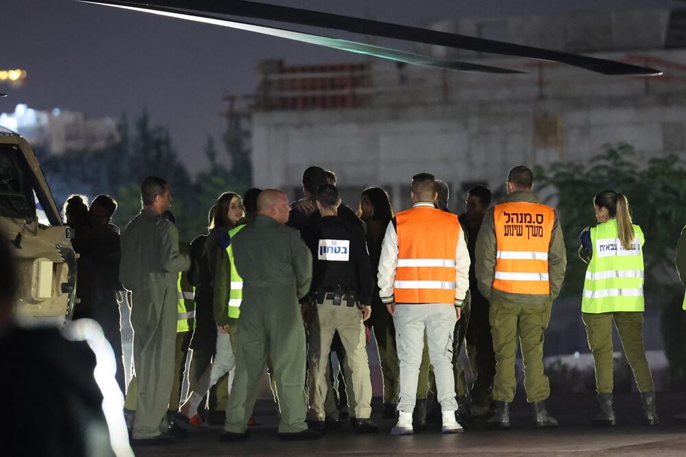 Mia Schem (quien voltea a la cámara), una mujer franco-israelí rehén de Hamas en Gaza, en el Centro médico Sheba en Tel HaShomer en Ramat Gan. Foto: EFE
