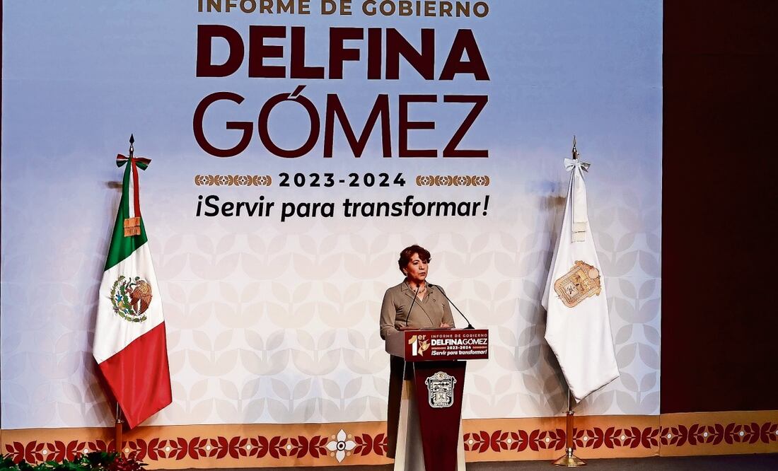 La gobernadora del Estado de México, Delfina Gómez Álvarez, entregó ayer por escrito su Primer Informe de Gobierno en el Congreso mexiquense; luego se trasladó al Teatro Morelos en Toluca, donde dio un mensaje. Foto: Alejandro Vargas / EL UNIVERSAL